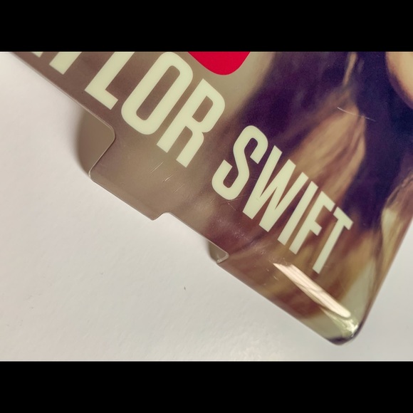 Taylor Swift RED iPad Cover - Picture 3 of 5
